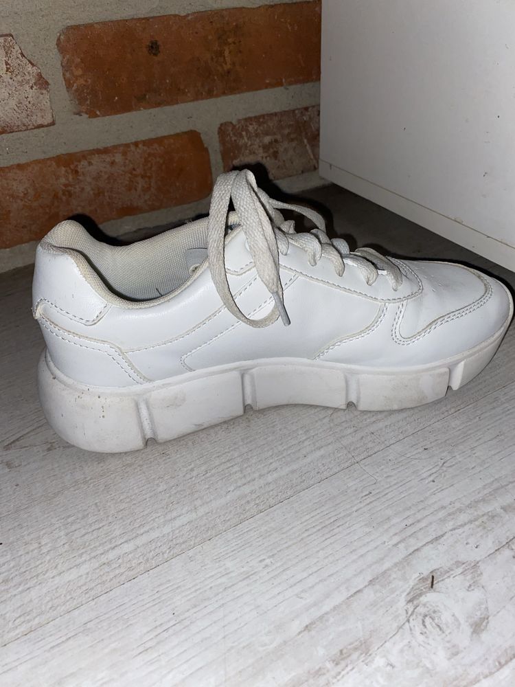 Białe buty graceland