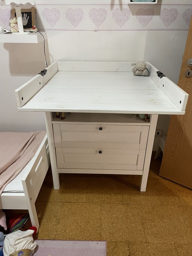 Comoda com trocador bebe Ikea