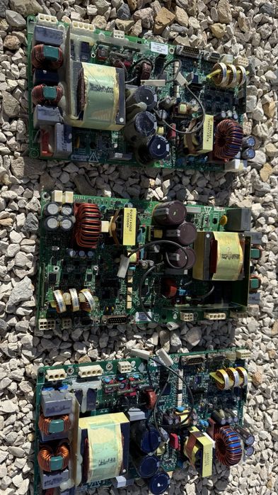 Vendo placas electronicas com muitos componentes electronicos