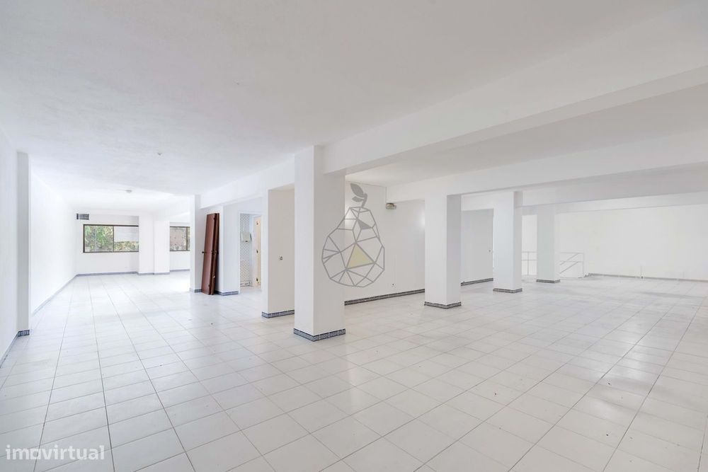Ampla Loja duplex à venda  no Centro de Albufeira