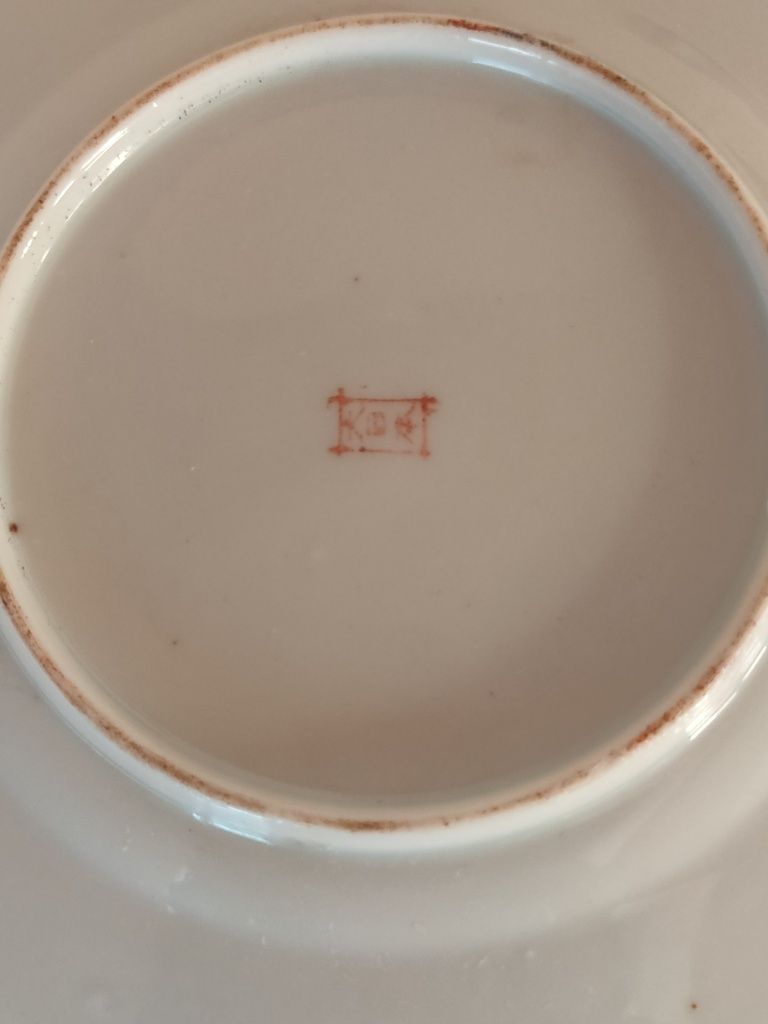 Conjunto de pratos em porcelana japonesa.