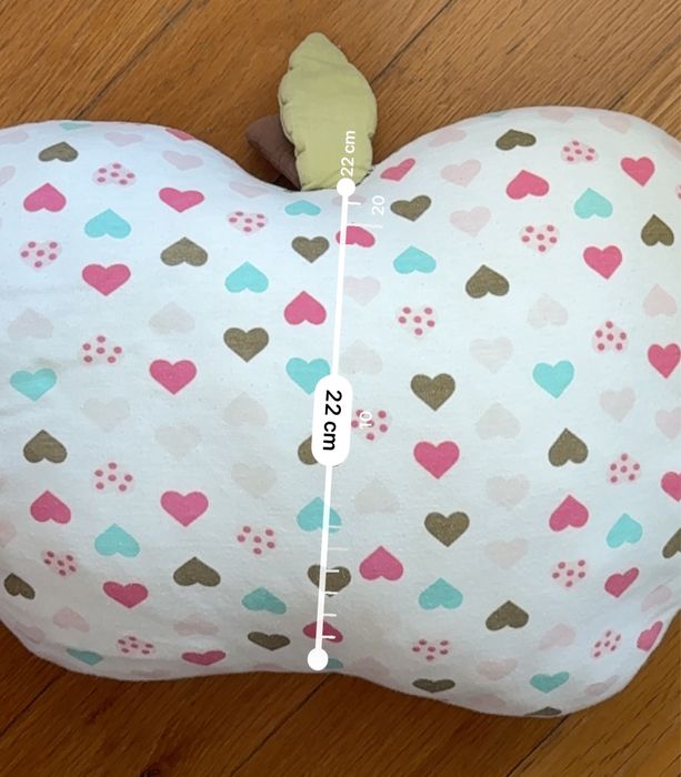 Almofada decorativa em forma de maçã com padrão de corações