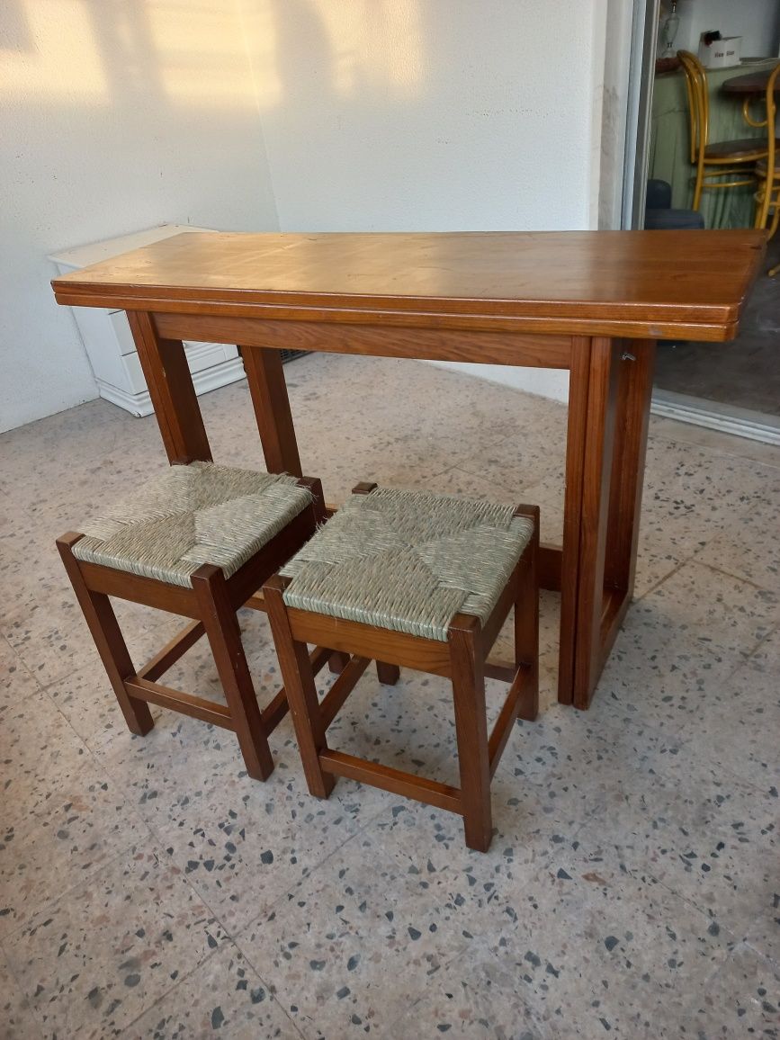 Mesa extensível com 2 bancos