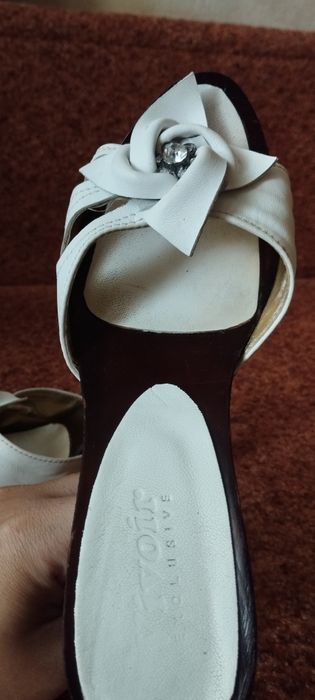 Кожаные белые шлепки