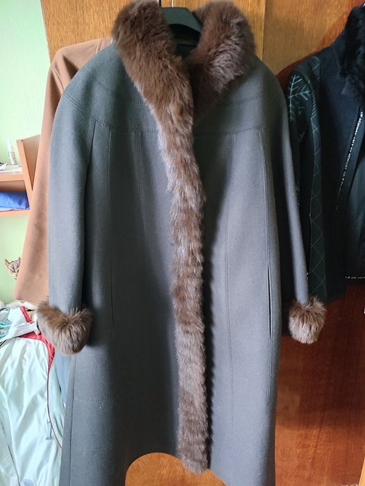 Продається елегантне пальто з натуральним хутром!