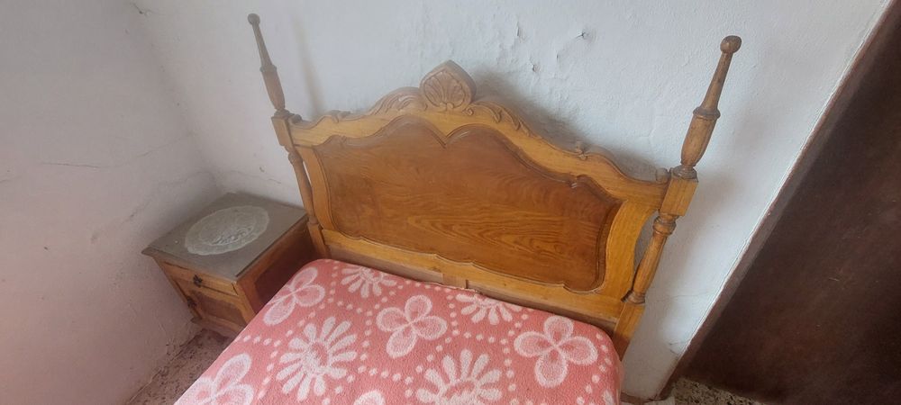 Quarto completo, cama, comoda, espelho e mesa cabeceira