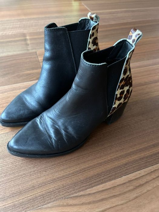 Botins com detalhe leopardo