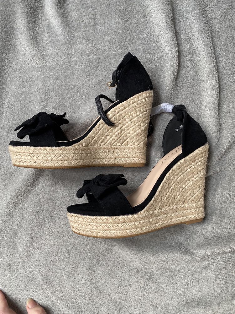 Piękne eleganckie espadryle na koturnie