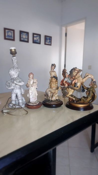 Diversas estatuetas antigas
