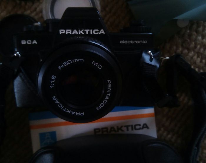 Máquina fotográfica analógica reflex Praktica BCA com acessórios