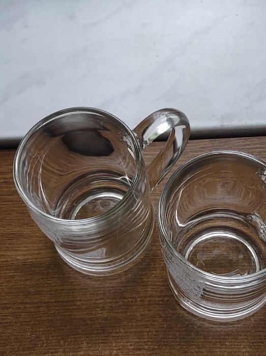 Śliczne kufle do piwa w stanie idealnym