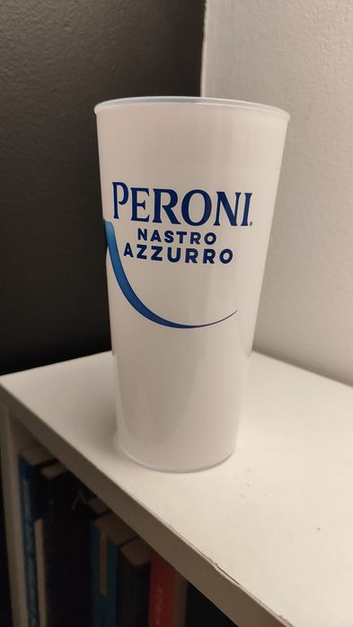8 kubków plastikowych peroni