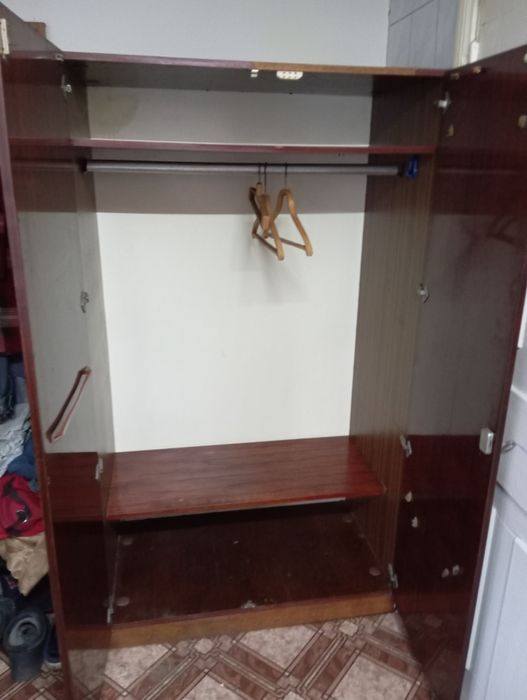 Шафа зі штангою віддам за шоколадку