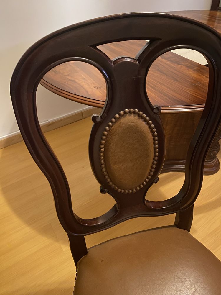 Mesa de Madeira + 4 Cadeiras