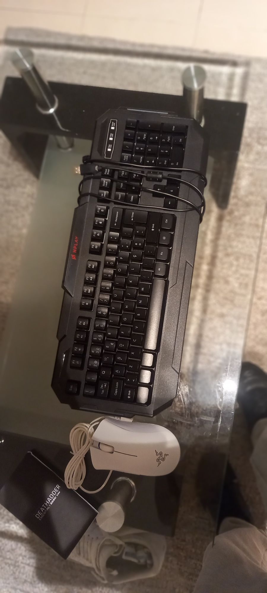 Vendo um teclado nplay e o mouse da razer