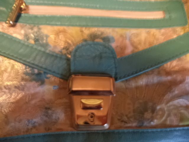 carteira da marca Charles muito bonita