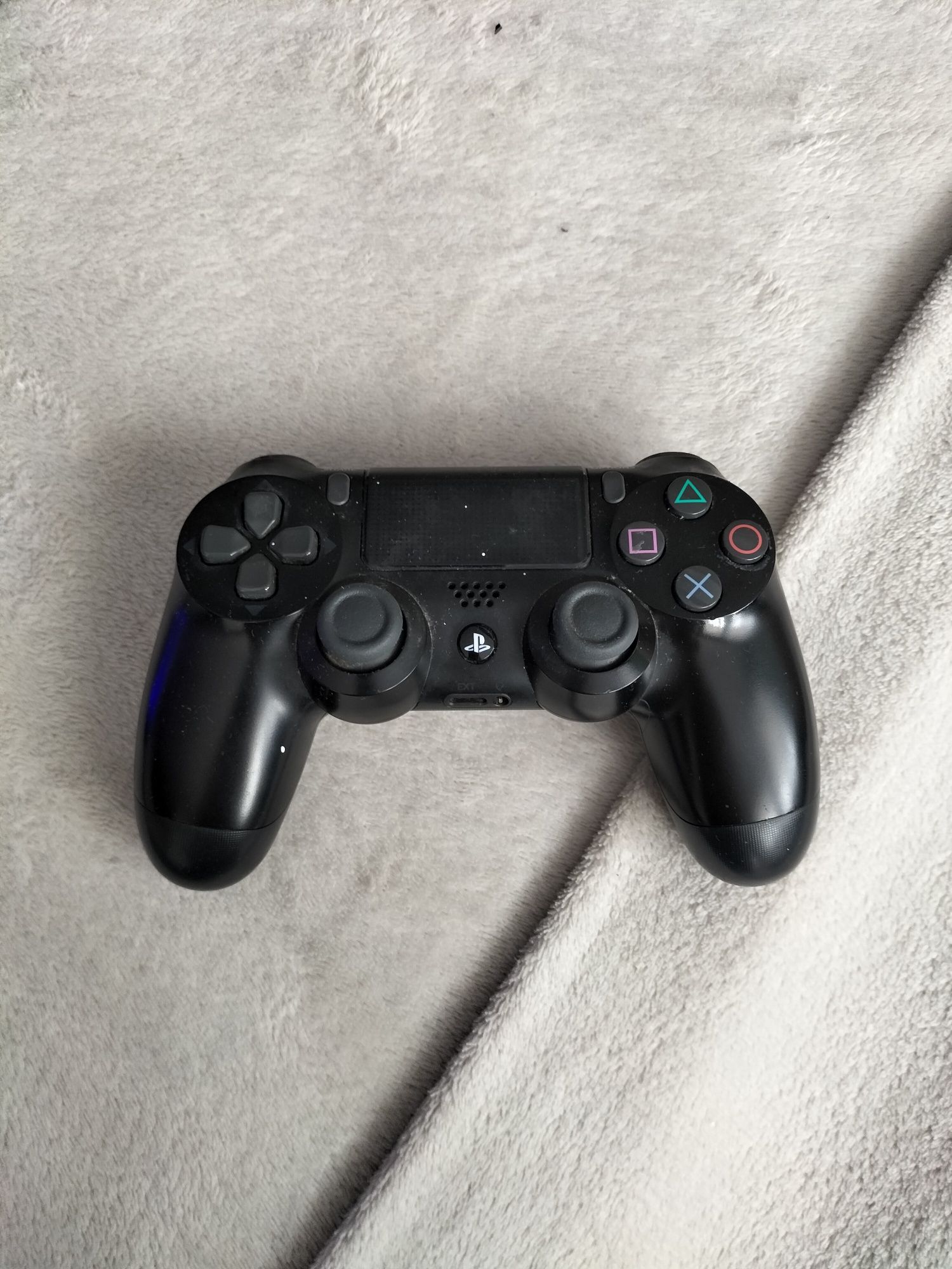 Sprzedam Konsolę Sony Ps 4 wraz z 5-cioma grami