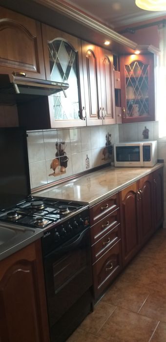Komplet kuchni drewnianej z blatem marmurowym