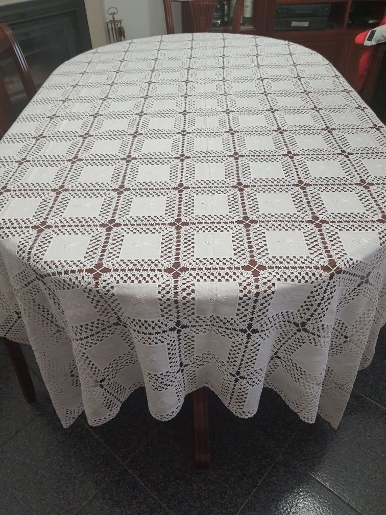 Toalha de mesa de renda e bordada