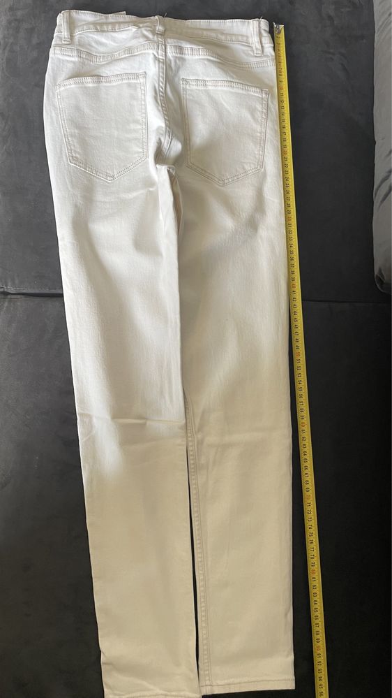 Białe spodnie jeans na lato H&M