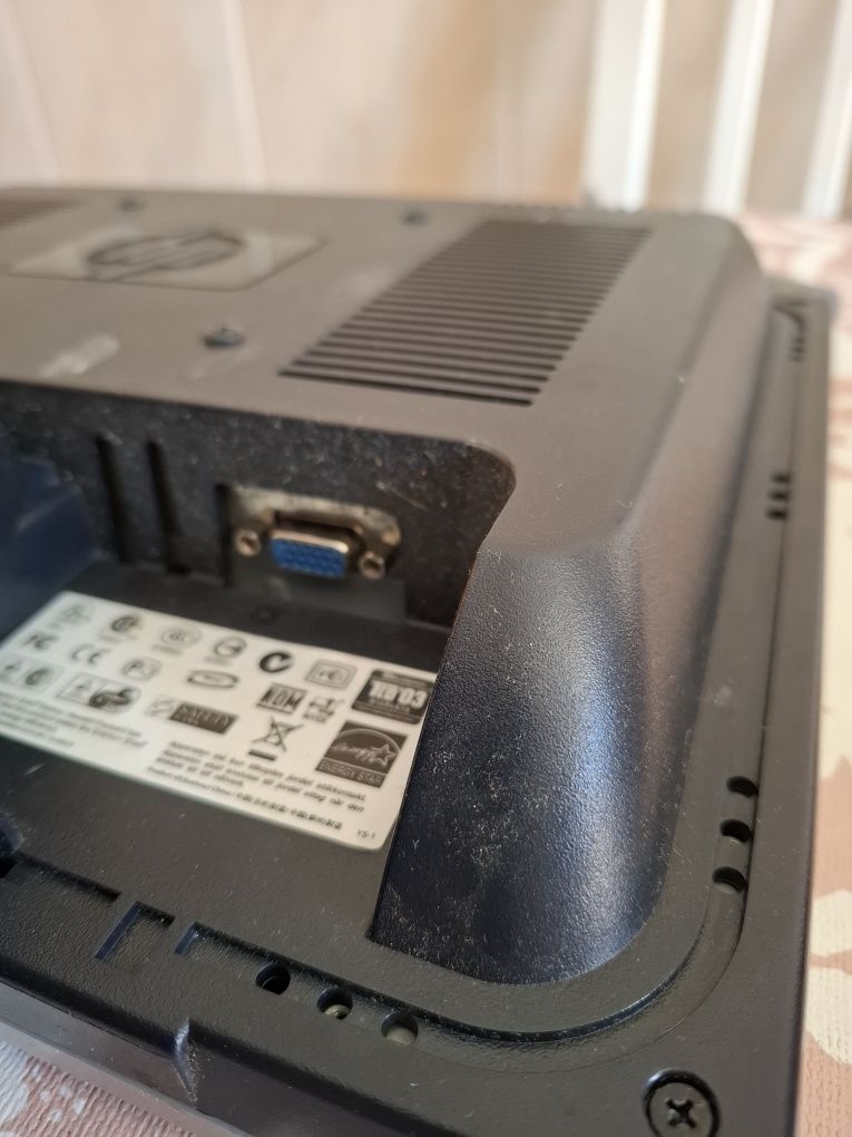 Monitor HP de 15" a funcionar sem problemas entrada VGA