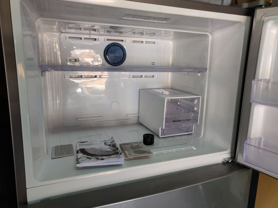Холодильник з морозильною камерою Samsung RT53K6330SL