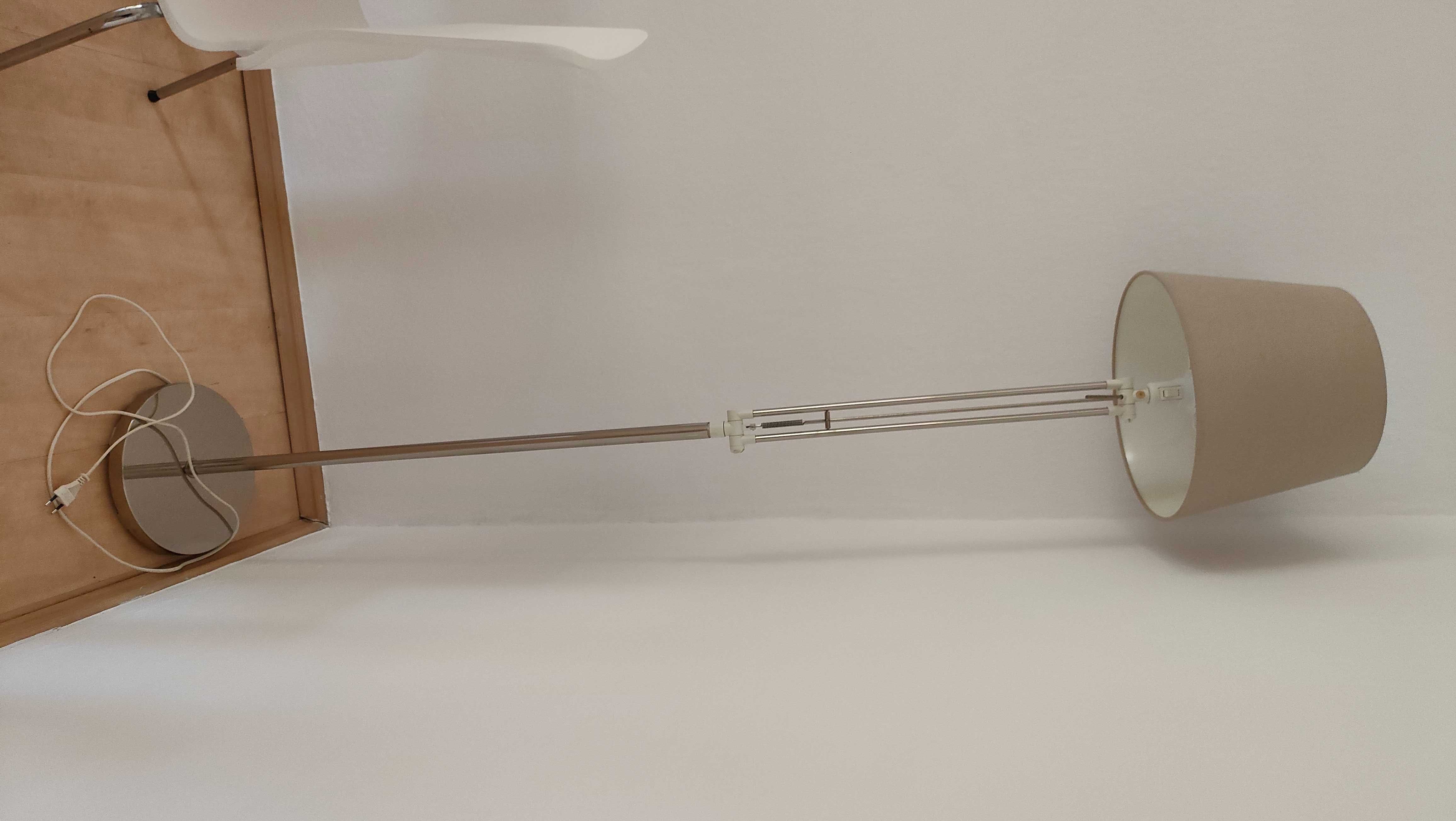 stojąca lampa regulowana