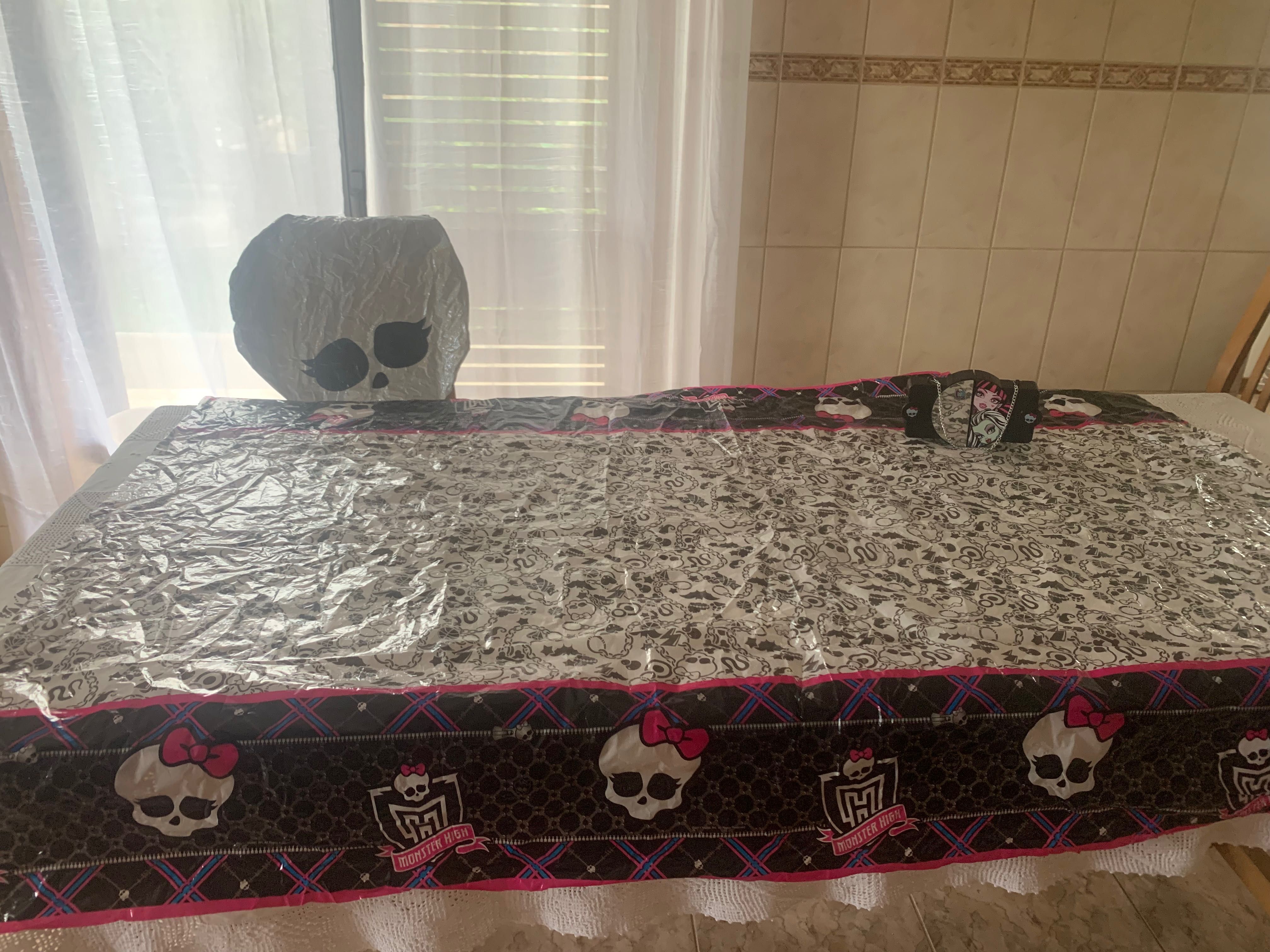 Mala e toalha de mesa Monster High