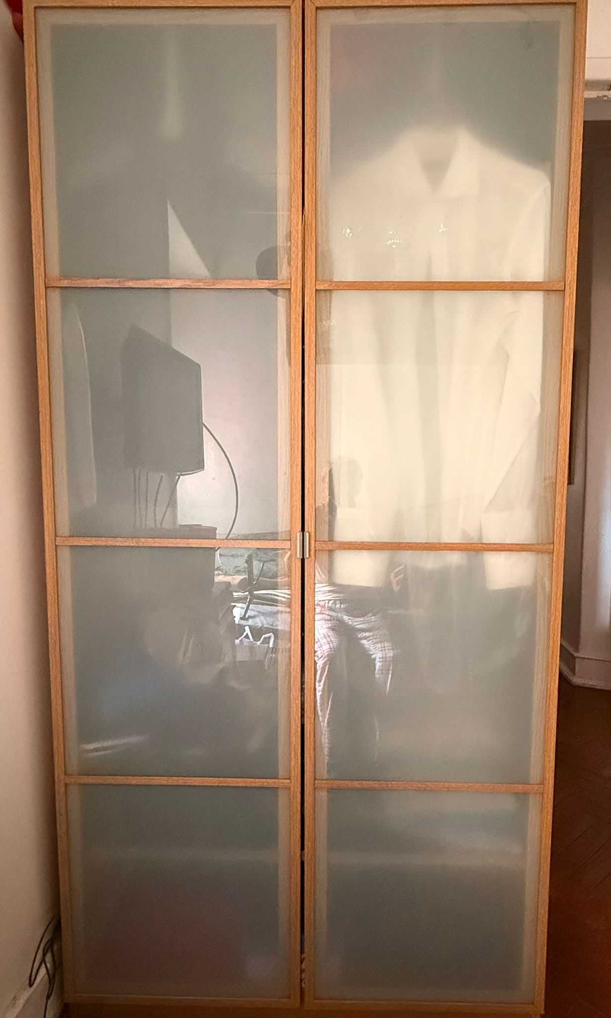 Mobília de quarto individual em pinho escuro maciço