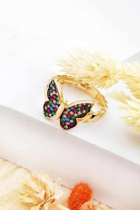 Złoty pierścionek z ozdobą z kolorowych kamieni w kształcie motyla