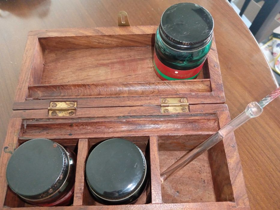 Tinteiro antigo em madeira e caneta em vidro.