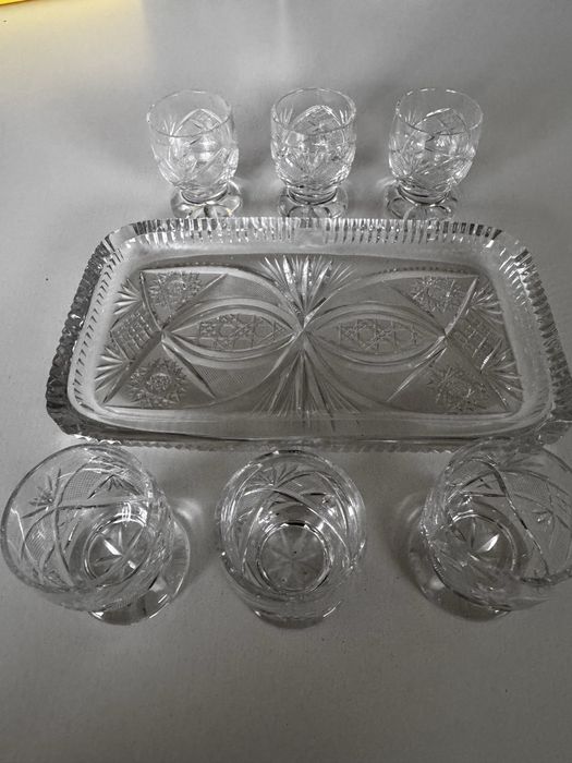 Kryształowe kieliszki z tacą