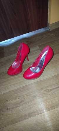 Sprzedam czerwone buty dla kobiety