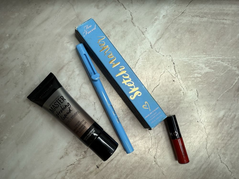 Zestaw kosmetyków toofaced eyeliner rozświetlacz w płynie pomadka seph