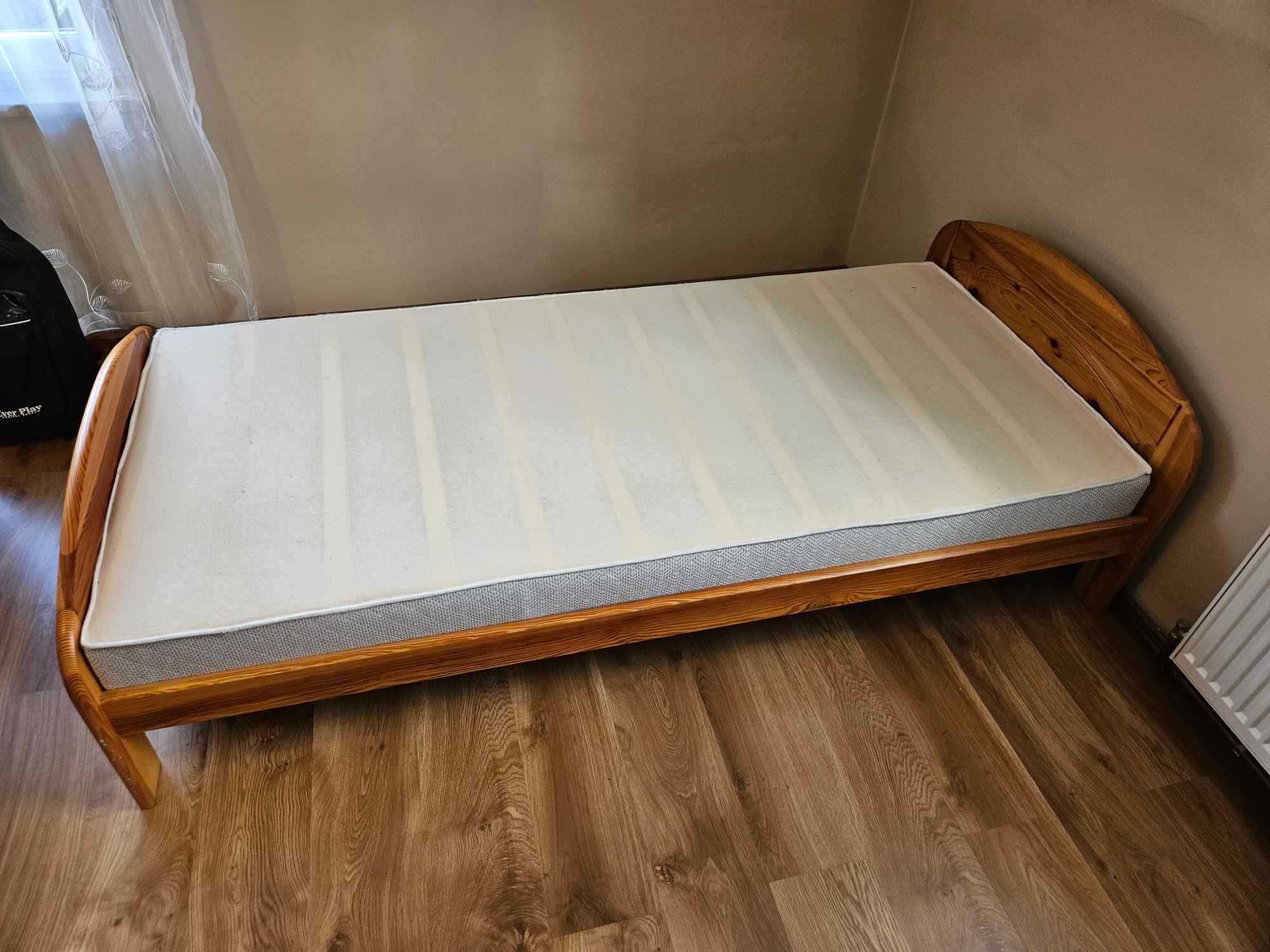 Drewniane łóżko jednoosobowe
