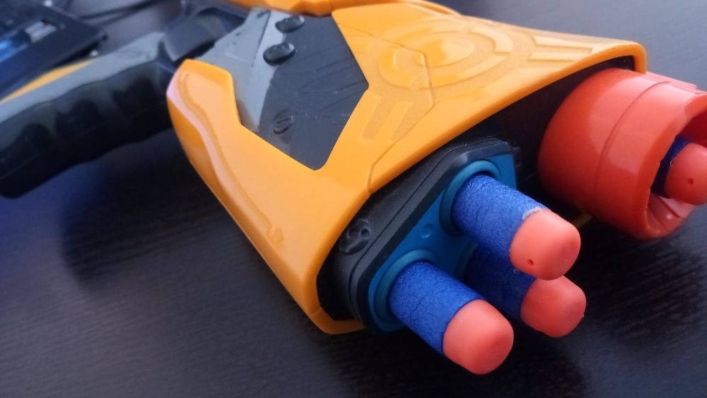 Pistola Nerf com 4 dardos