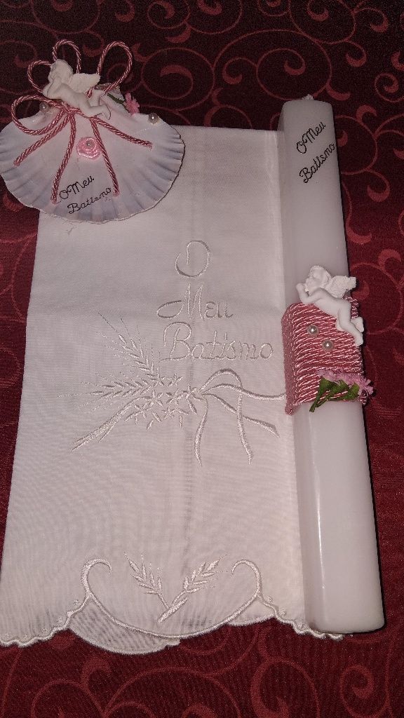 Conjunto de batismo com babete.