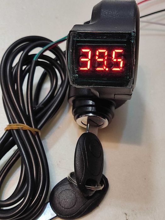 Stacyjka z woltomierzem do pojazdu elektrycznego