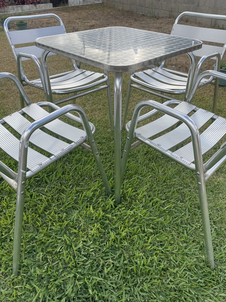 Mesa de aluminio com 4 cadeiras