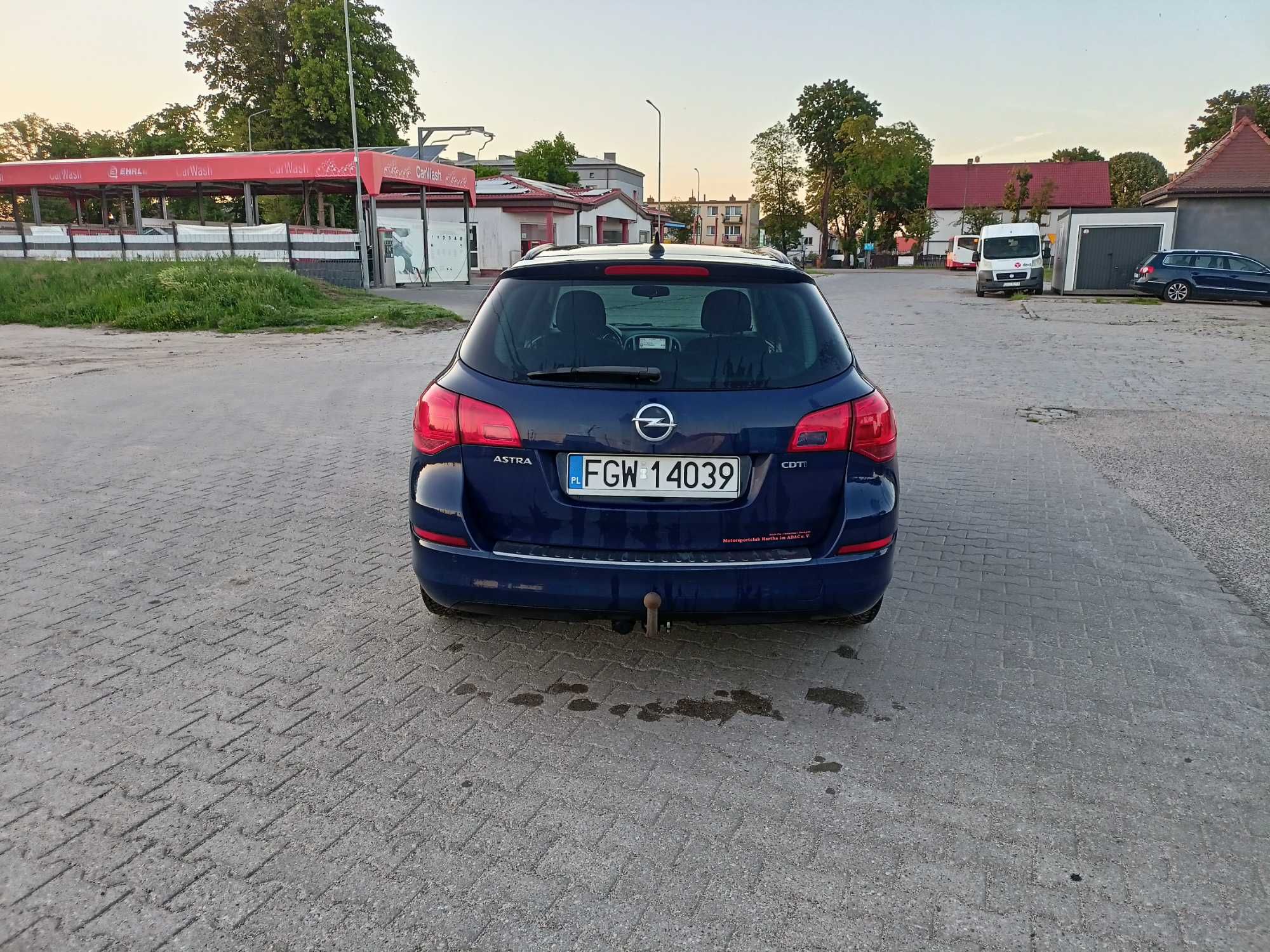 Opel Astra J Sports Tourer 1.7 CDTI z 2011 roku 110 km.
