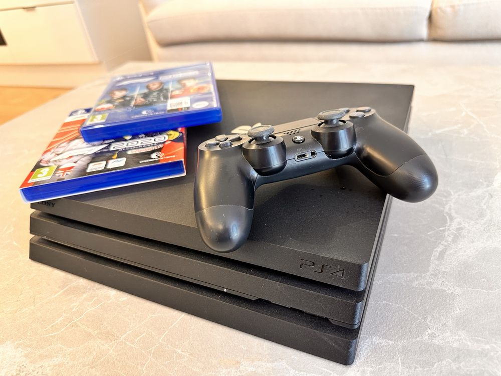 Play Station PS4 Pro 1TB + pad + 2x F1