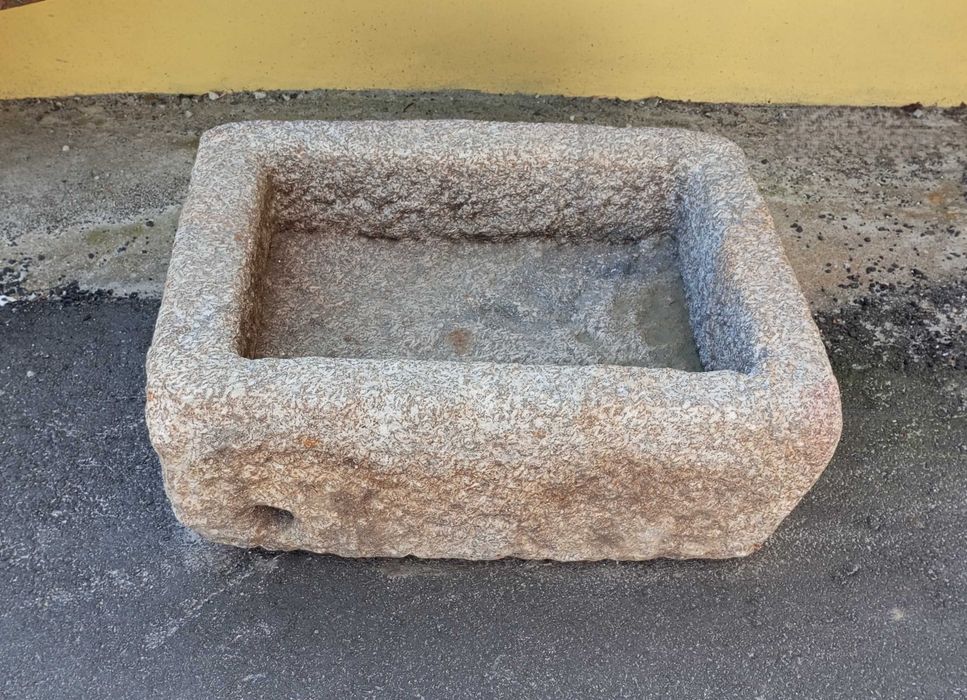 Antiga pia rectangular em pedra (81 x 64 x 31.5 cm)