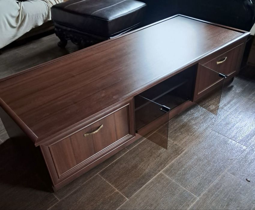 Тумба під телевізор.Тільки самовивіз.