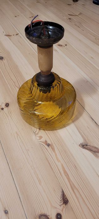 Lampa wisząca, styl PRL, 1 żarówka, szklany klosz w kolorze miodowym