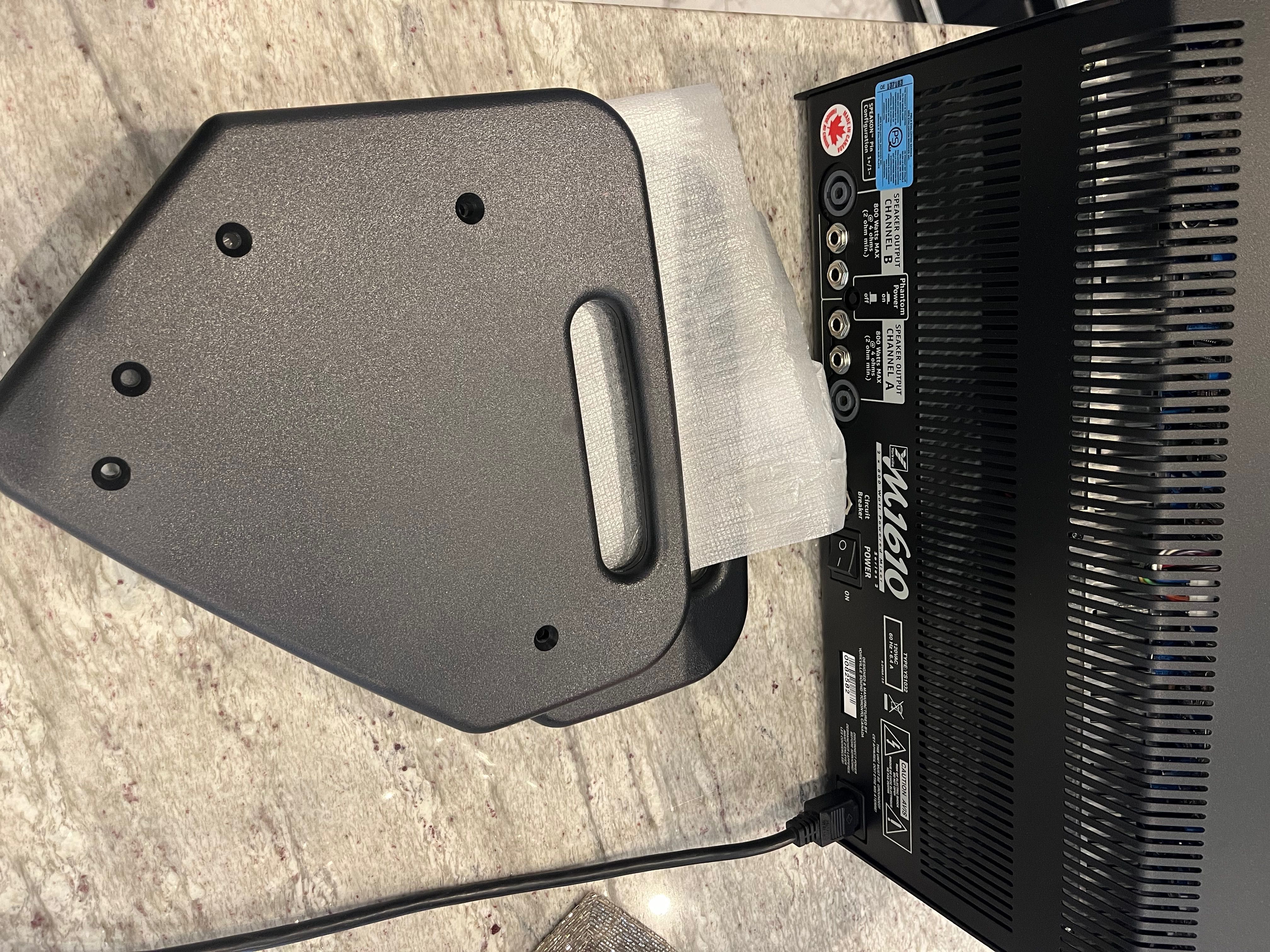 Yorkville Sound Canada M1610 Mikser ze wzmacniaczem 2x800w, 10 inputs