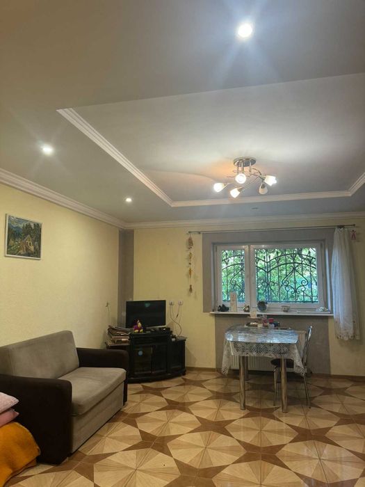 Житловий будинок та земельна ділянка 10 сот., м. Жовква