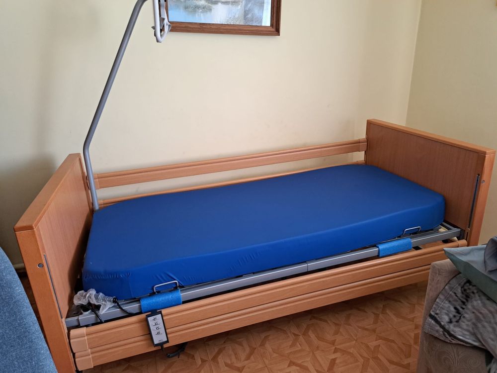 Łóżko rehabiliracyjne z materacem odleżynowym.