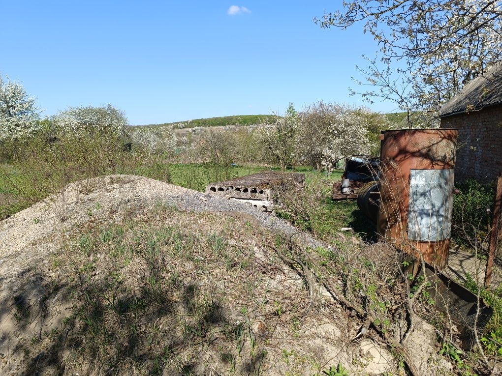 Земельна ділянка під забудову.