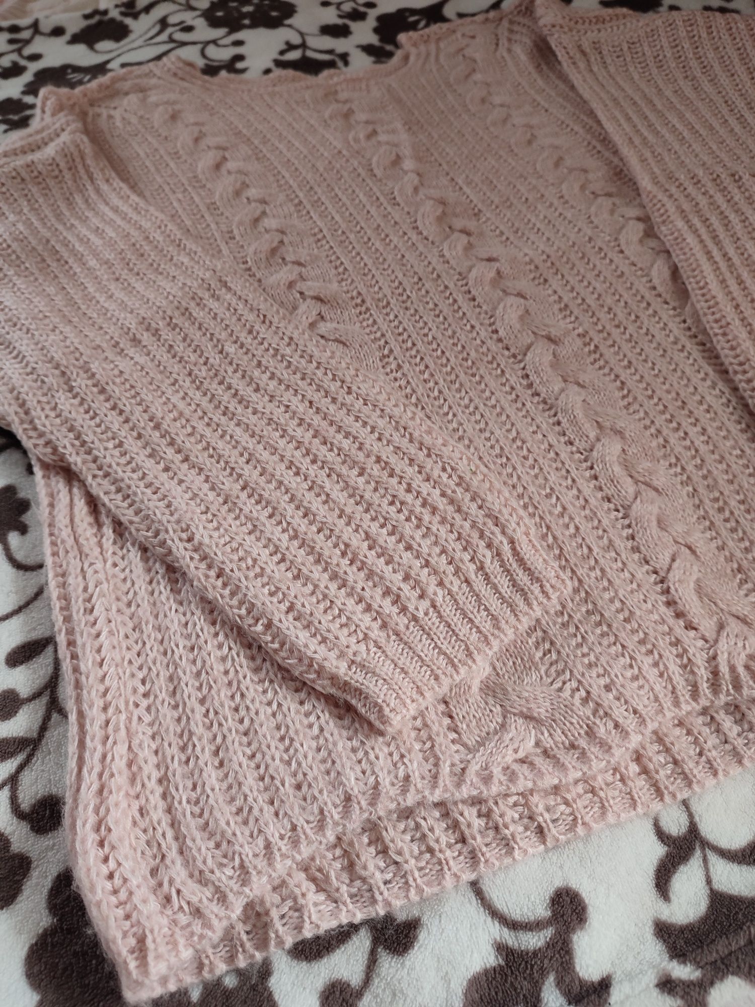 Różowy sweterek oversize
