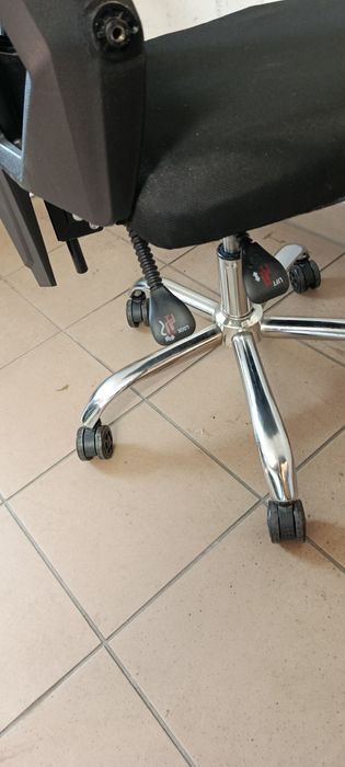 Krzesła gemingowe i antyk z PRL-u